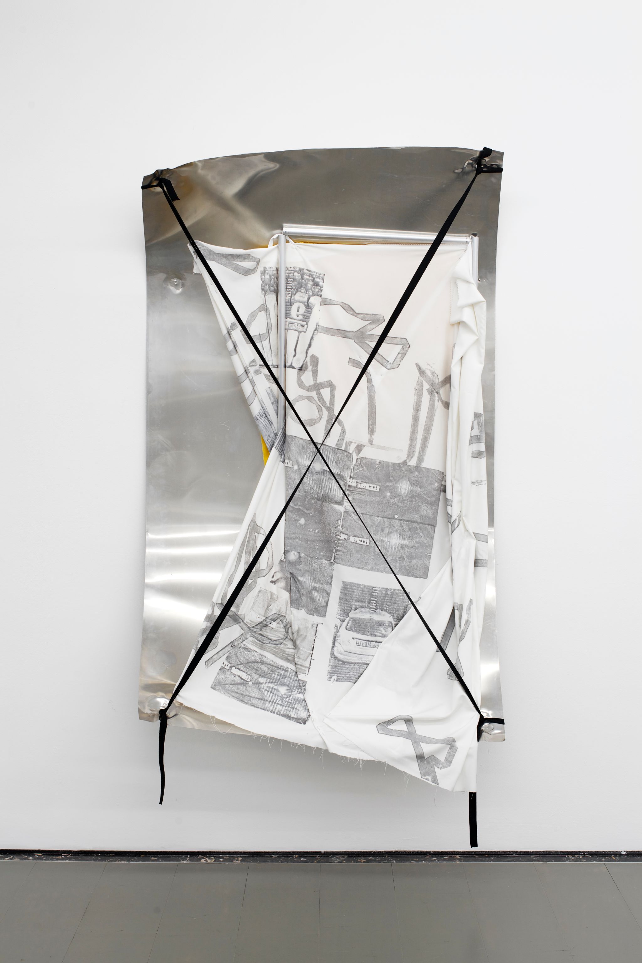Yorgos Sapountzis, Englischer Garten - look lost, aluminium, monotypie, fabric, 158 ⁠× ⁠98.5 ⁠× ⁠28 ⁠⁠cm